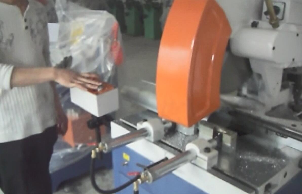 金屬圓鋸機